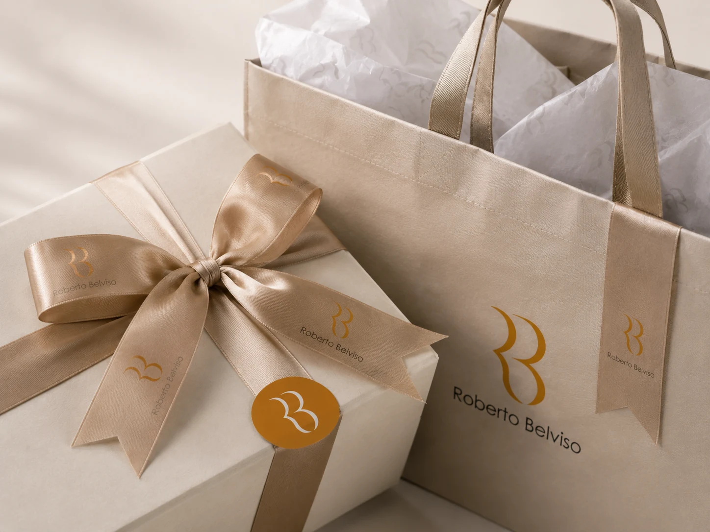Dettaglio di nastro e manico tessile su shopper di carta personalizzata