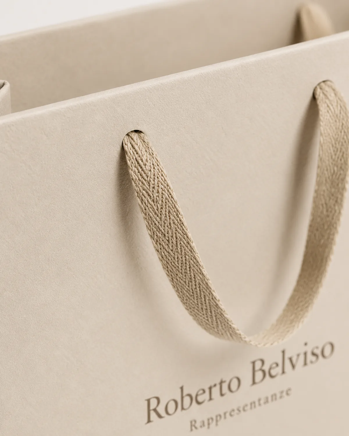 Dettaglio di shopper di carta premium con manici in corda e stampa personalizzata
